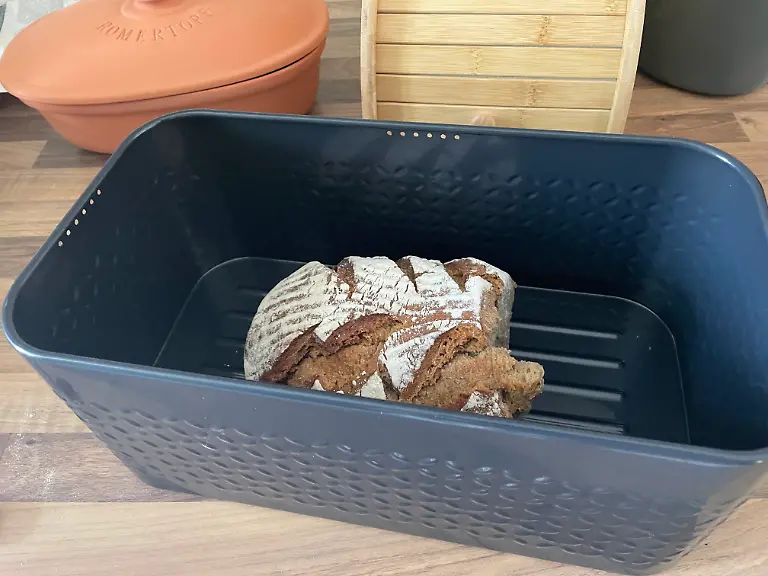 Test Brotkästen Lars Nysom mit Brot und Luftlöchern.jpg